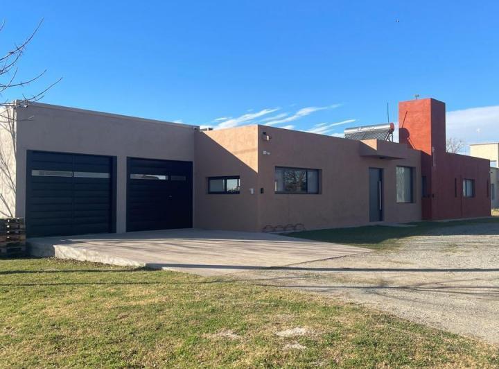 Casa · 230m² · 6 Ambientes · 2 Cocheras