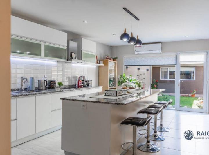 Casa · 245m² · 5 Ambientes · 1 Cochera