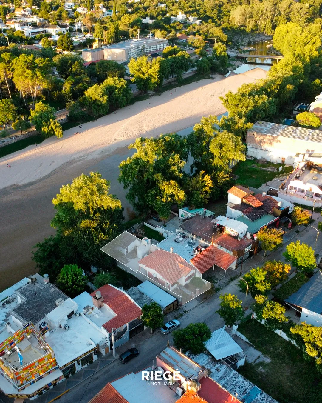 Se vende propiedad ubicada sobre la calle Poeta Lugones Mina Clavero