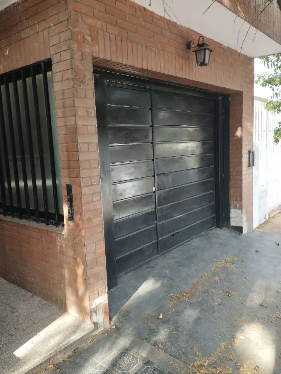 B° Yofre VENDO CASA de 2 dormitorios, cochera para dos autos y patio.