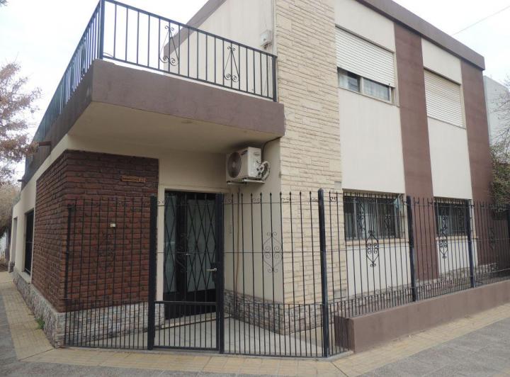 Casa · 130m² · 5 Ambientes · 1 Cochera