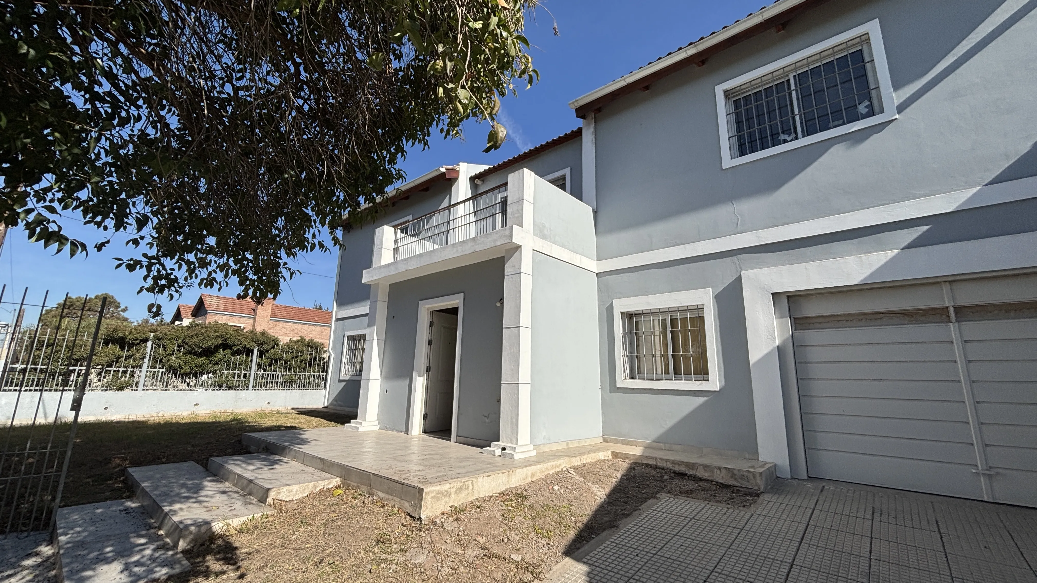 Vendo casa de cinco dormitorios a refaccionar Quintas de Arguello