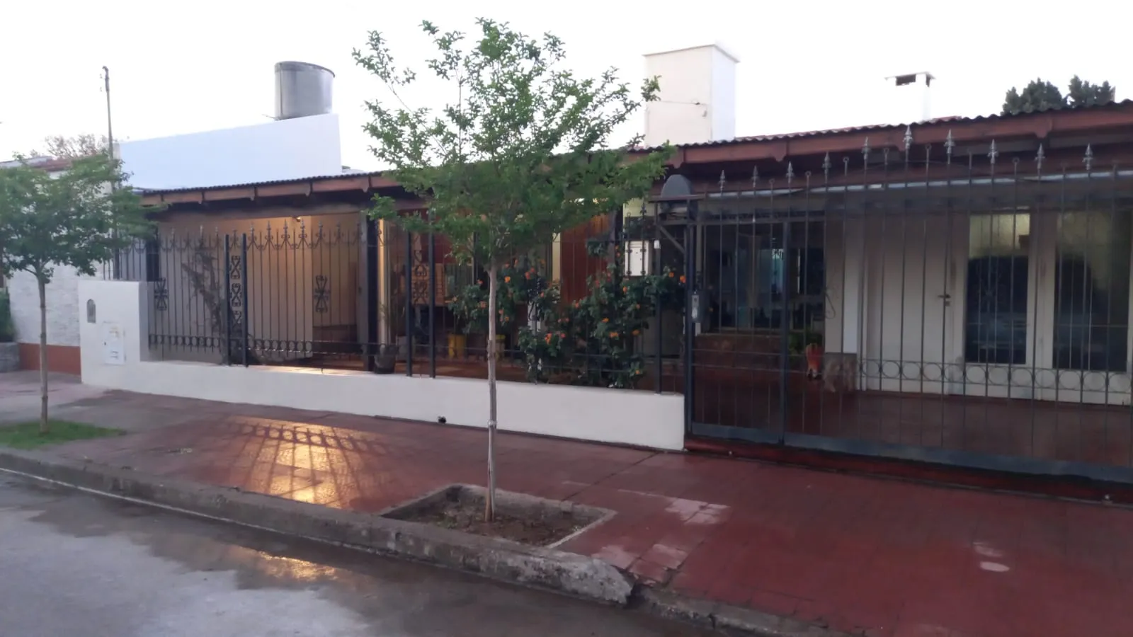 Venta Casa 2 dormitorios más dpto 1 dormitorio en Los Platanos