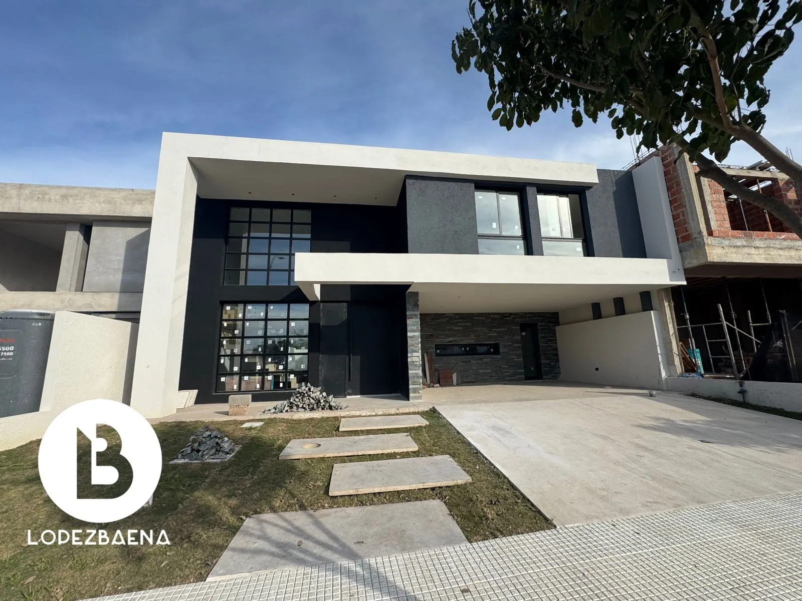 CASA EN VENTA - LA LUISITA - 4 DORMITORIOS - 3 BAÑOS - 2 COCHERAS - PILETA