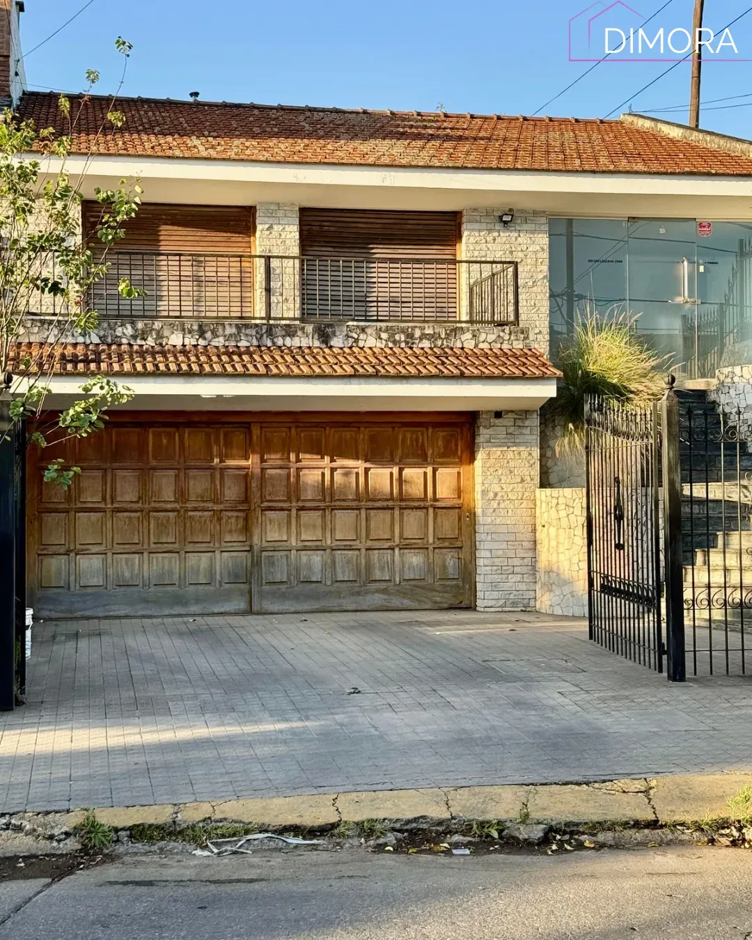 Vendo casa esquina frente al Córdoba Shopping!!! Ubicación estratégica!!