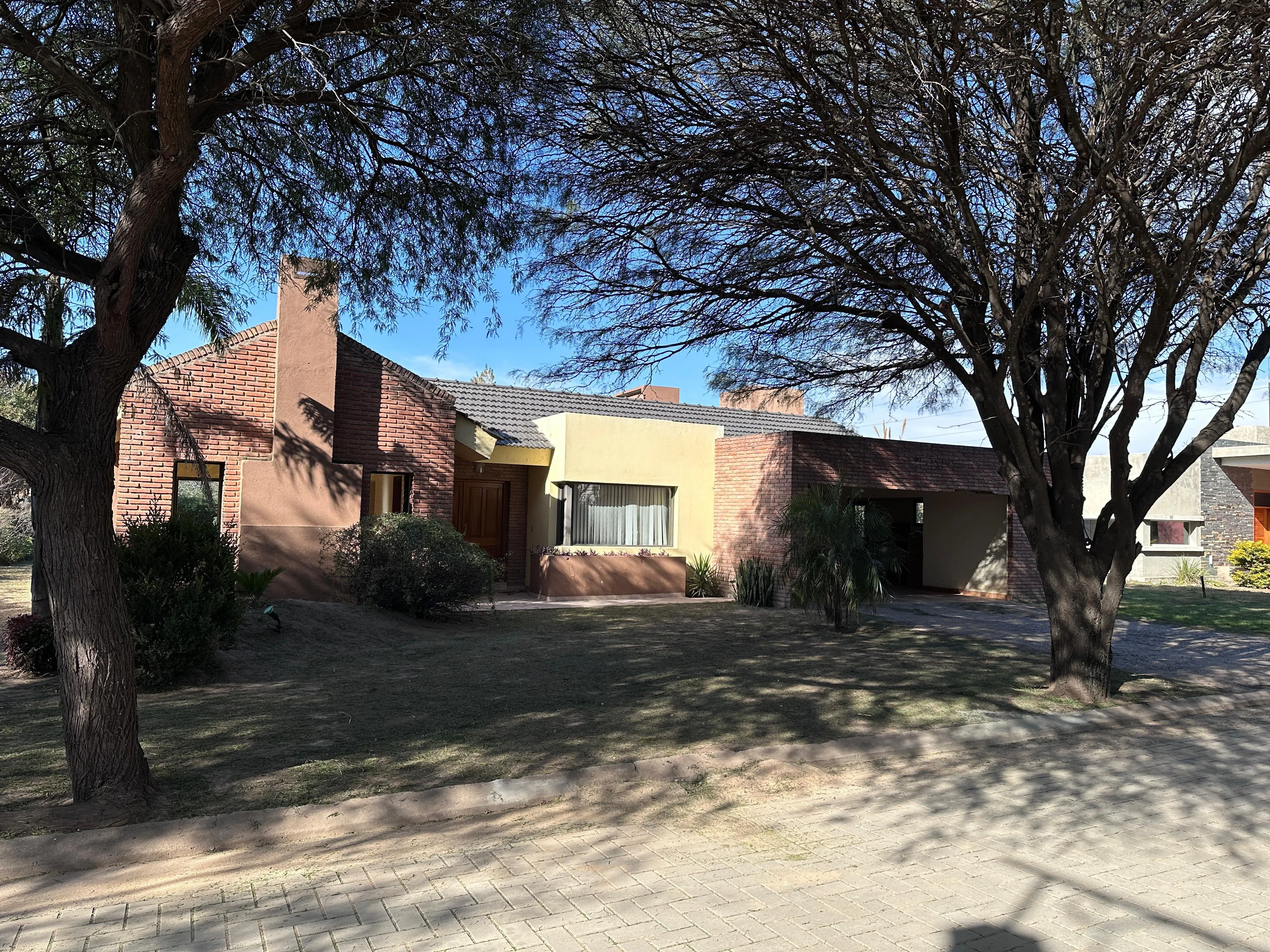 LOS ALGARROBOS BARRIO PRIVADO -CASA 3 DORMITORIOS CON PILETA