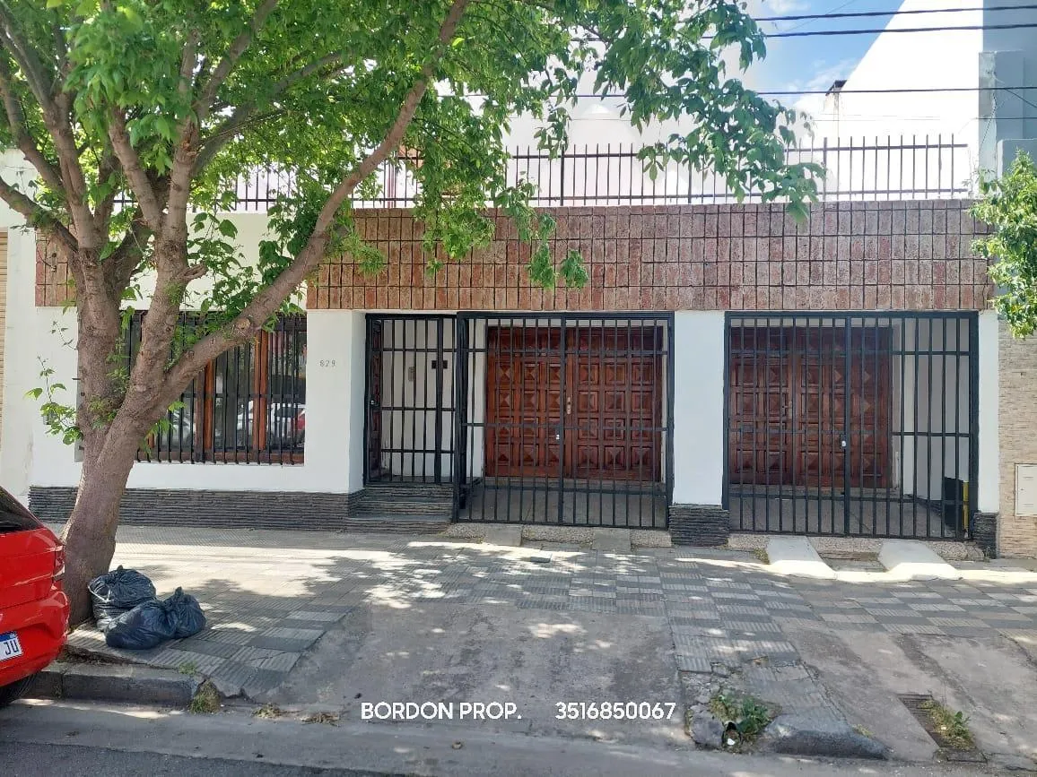 Casa de 3 dormitorios zona comercial