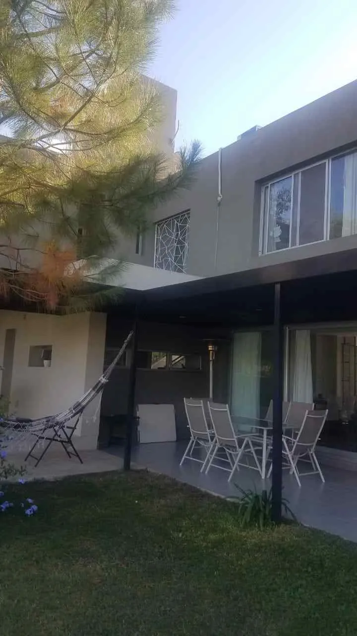 CASA EN VENTA - BARRIO LA ARBOLEDA - VILLA WARCALDE- FTE A LA PLAZA