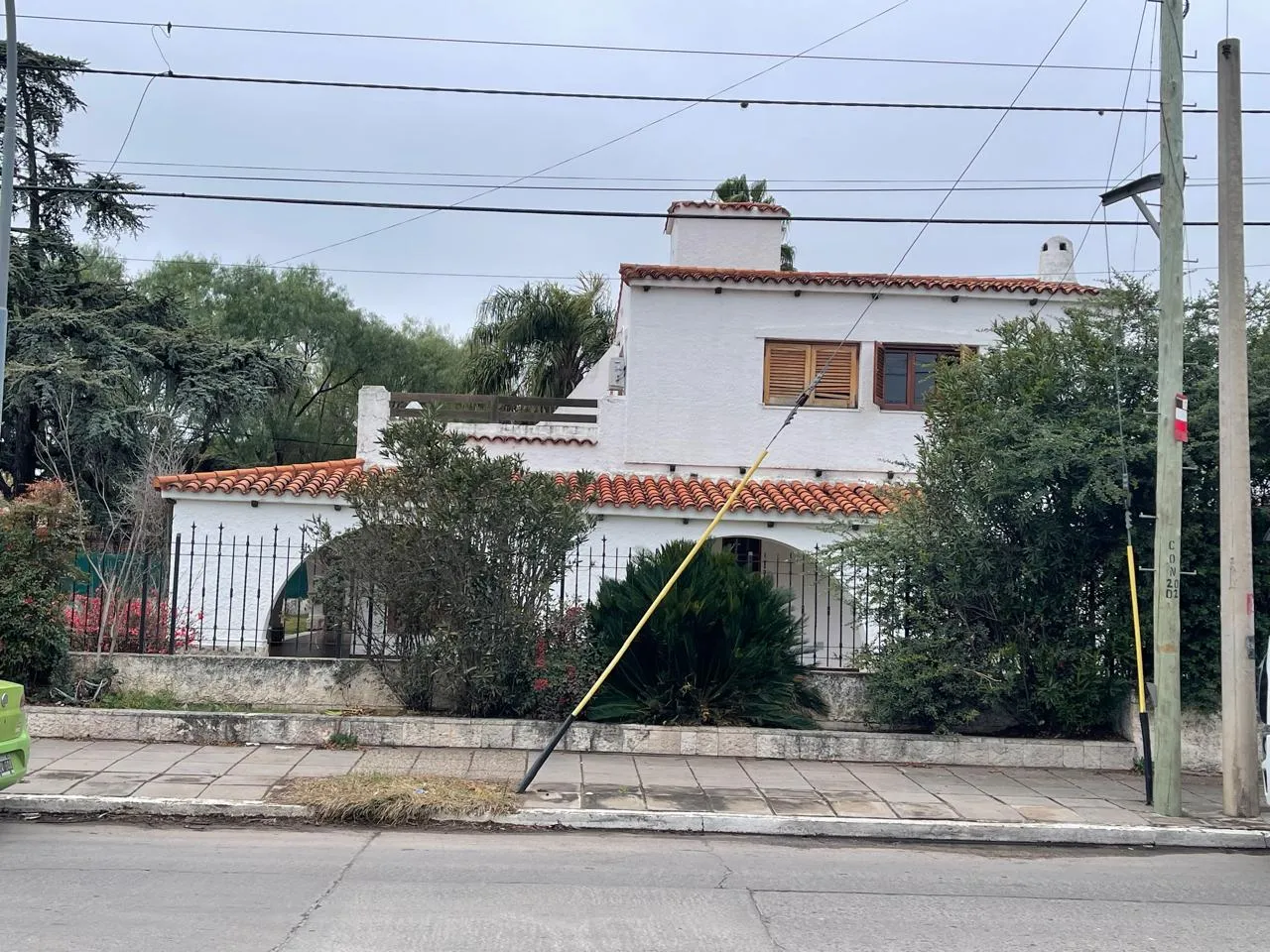CASA Y LOCAL COMERCIAL EN VENTA  - CERRO DE LAS ROSAS -  3 D - PARQUE Y PILETA