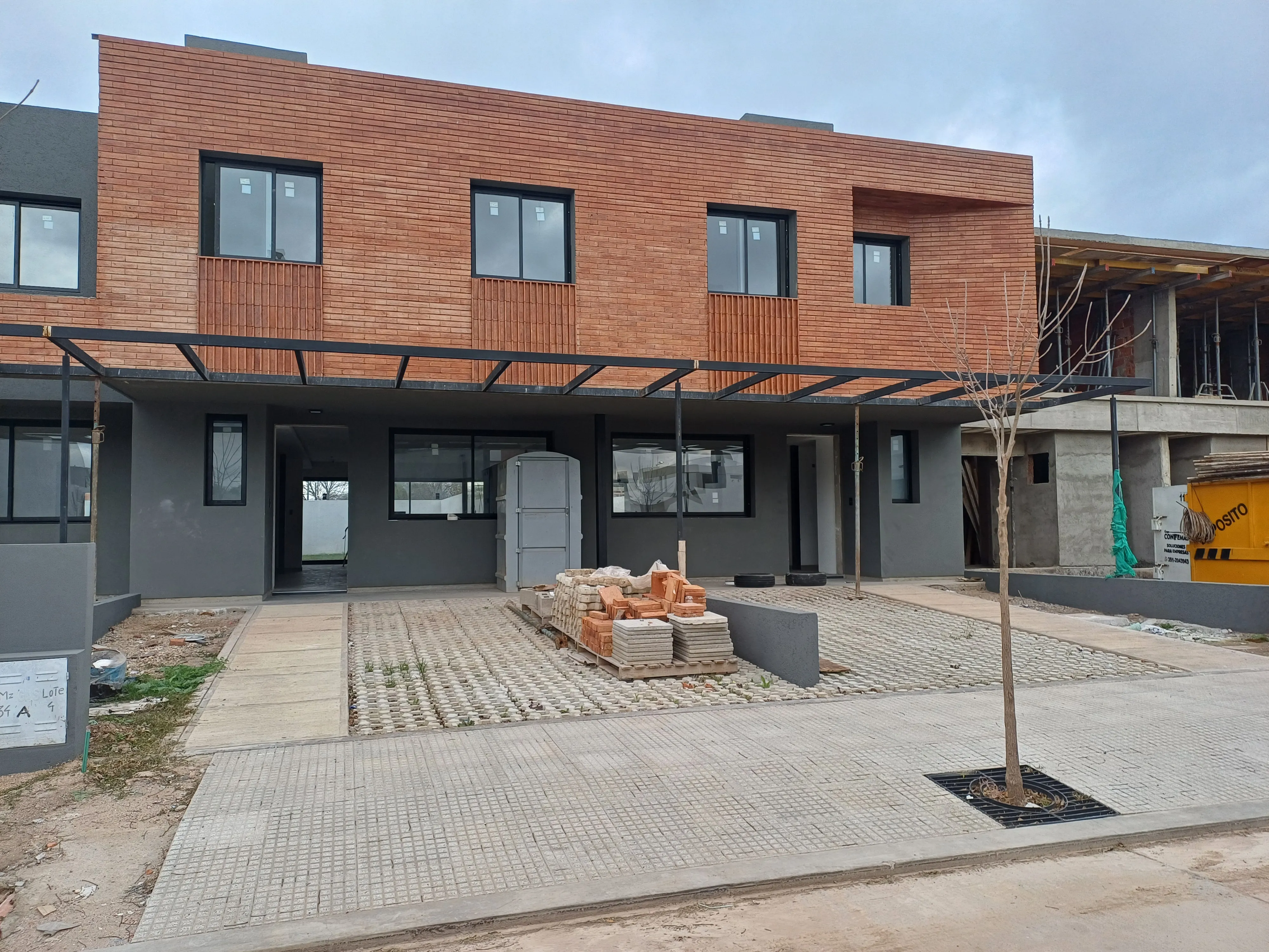 Campo Chico. 3 Dormitorio en planta alta, 3 baños, 180 m2 cubiertos.