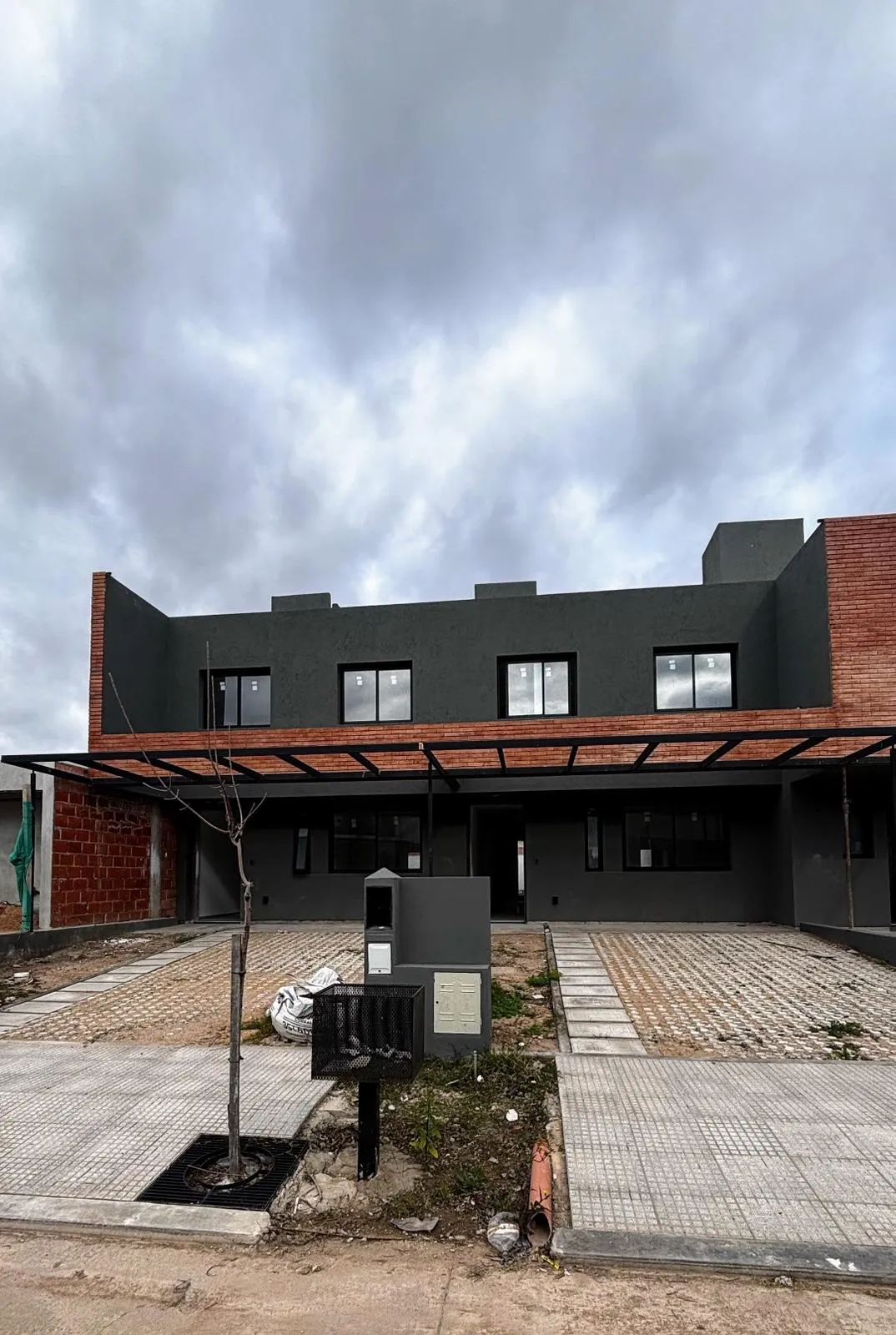 Campo Chico. Dormitorio en planta baja, 3 baños, 180 M2 cubiertos.