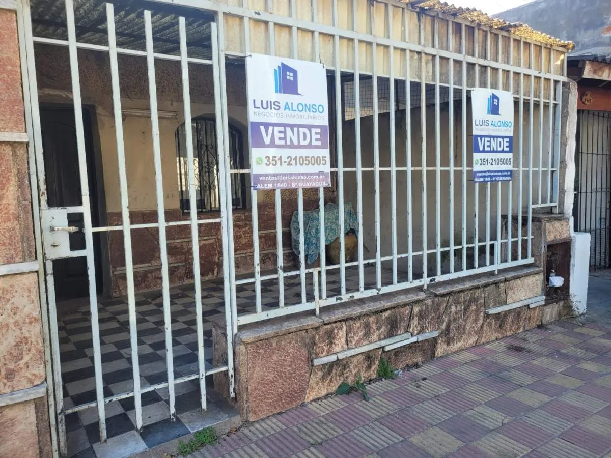 CASA A RECICLAR DE TRES DORMITORIOS EN BARRIO ALBERDI