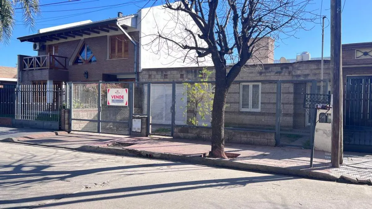 VENTA,Casa 3 dormitorios , quincho y piscina mas Dpto de 1 dorm