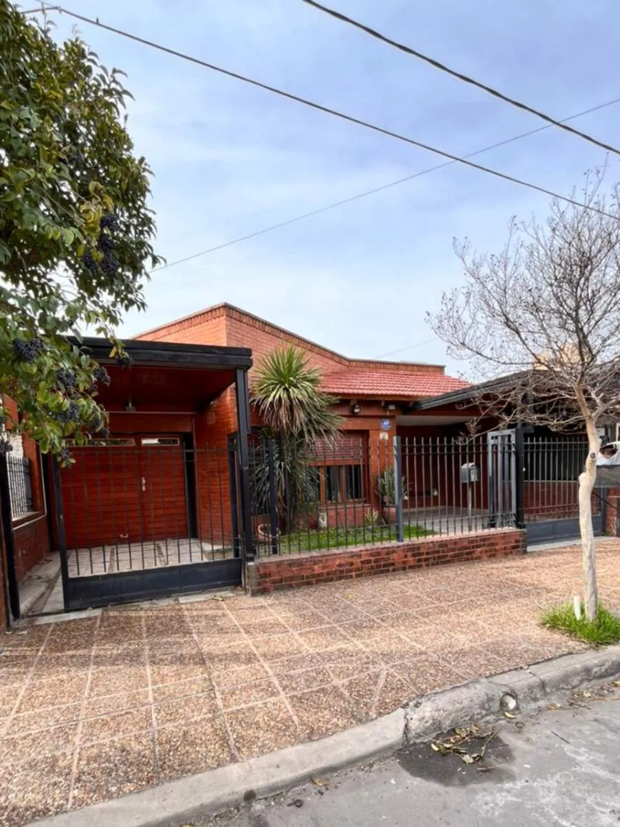 VENTA CASA AYACUCHO CON GARAGE, PATIO Y DEPTO INCLUIDO