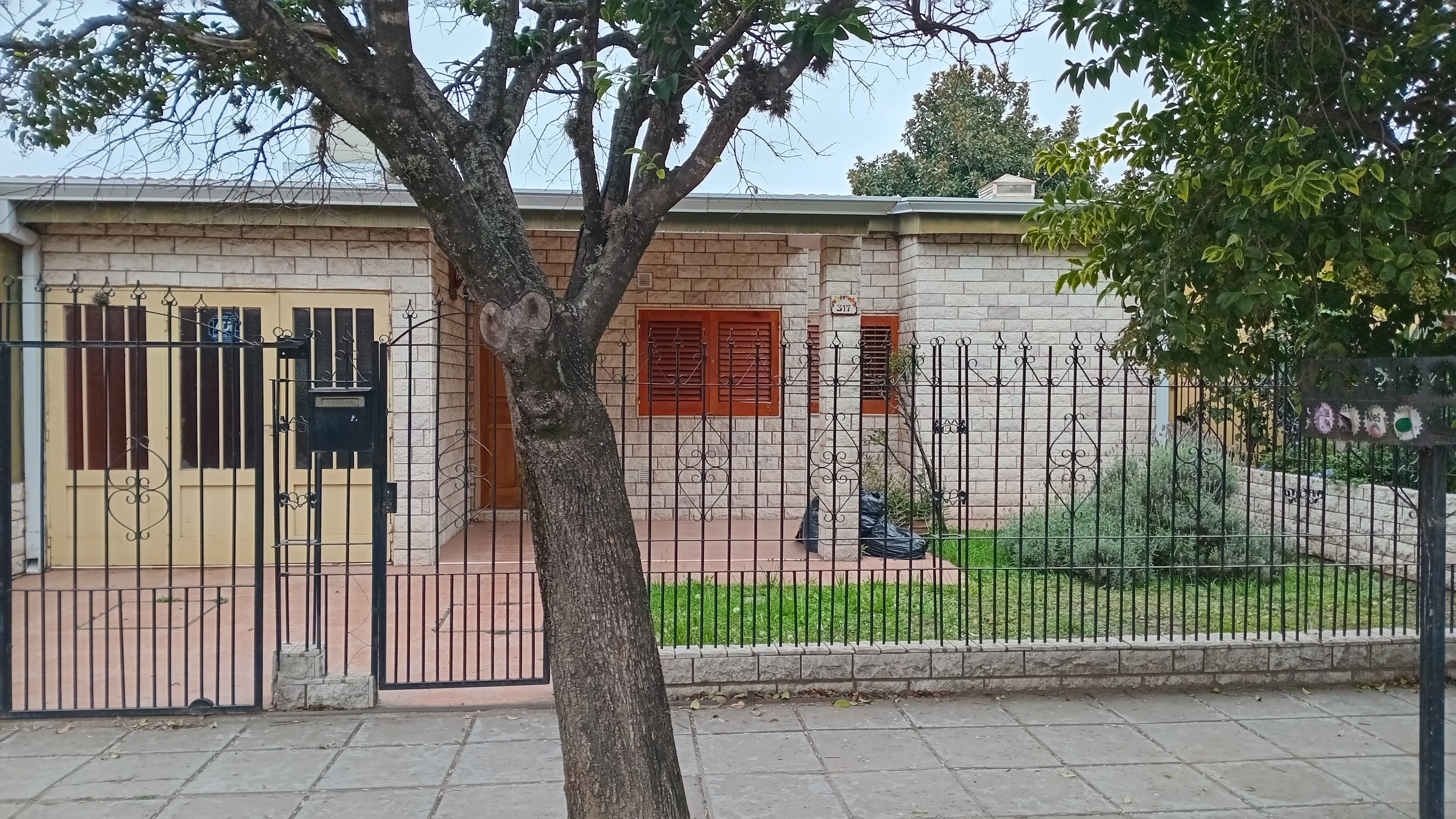 LOS ROBLES CASA DE 3 DORMITORIOS CON RENTA.APTA IAF Y BANCOR NACION