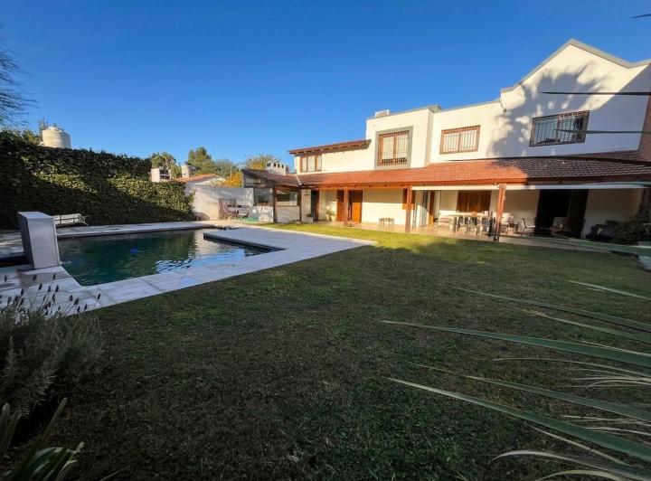 Casa · 380m² · 6 Ambientes · 2 Cocheras