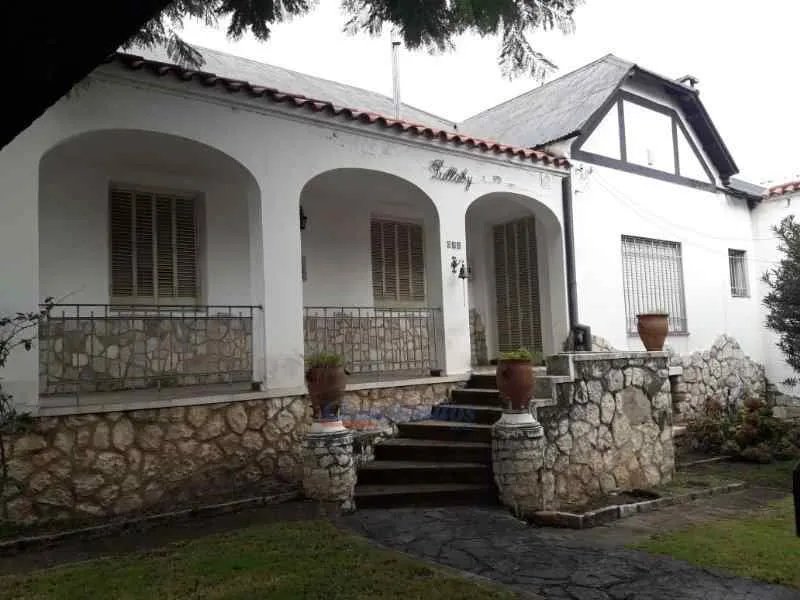 HERMOSA CASONA ! SE RECIBE MENOR