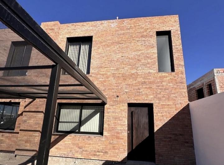 Casa · 90m² · 3 Ambientes · 2 Cocheras