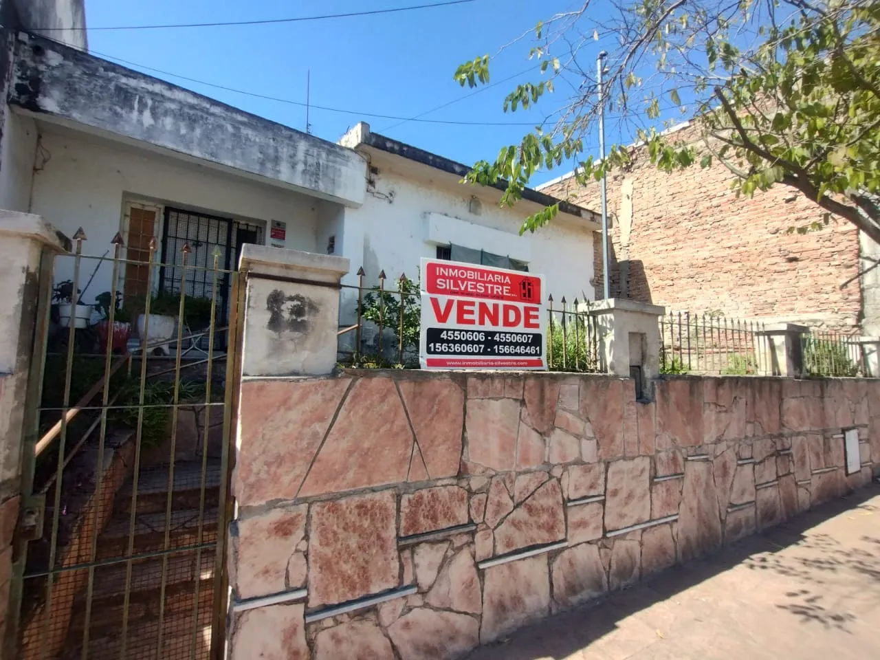 CASA CON GRAN TERRENO CON ENTRADA POR DOS CALLES