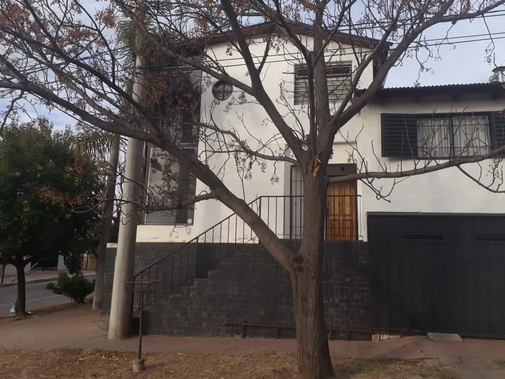 CASA ESQUINA CON EXCELENTE VISTAS E ILUMINACION