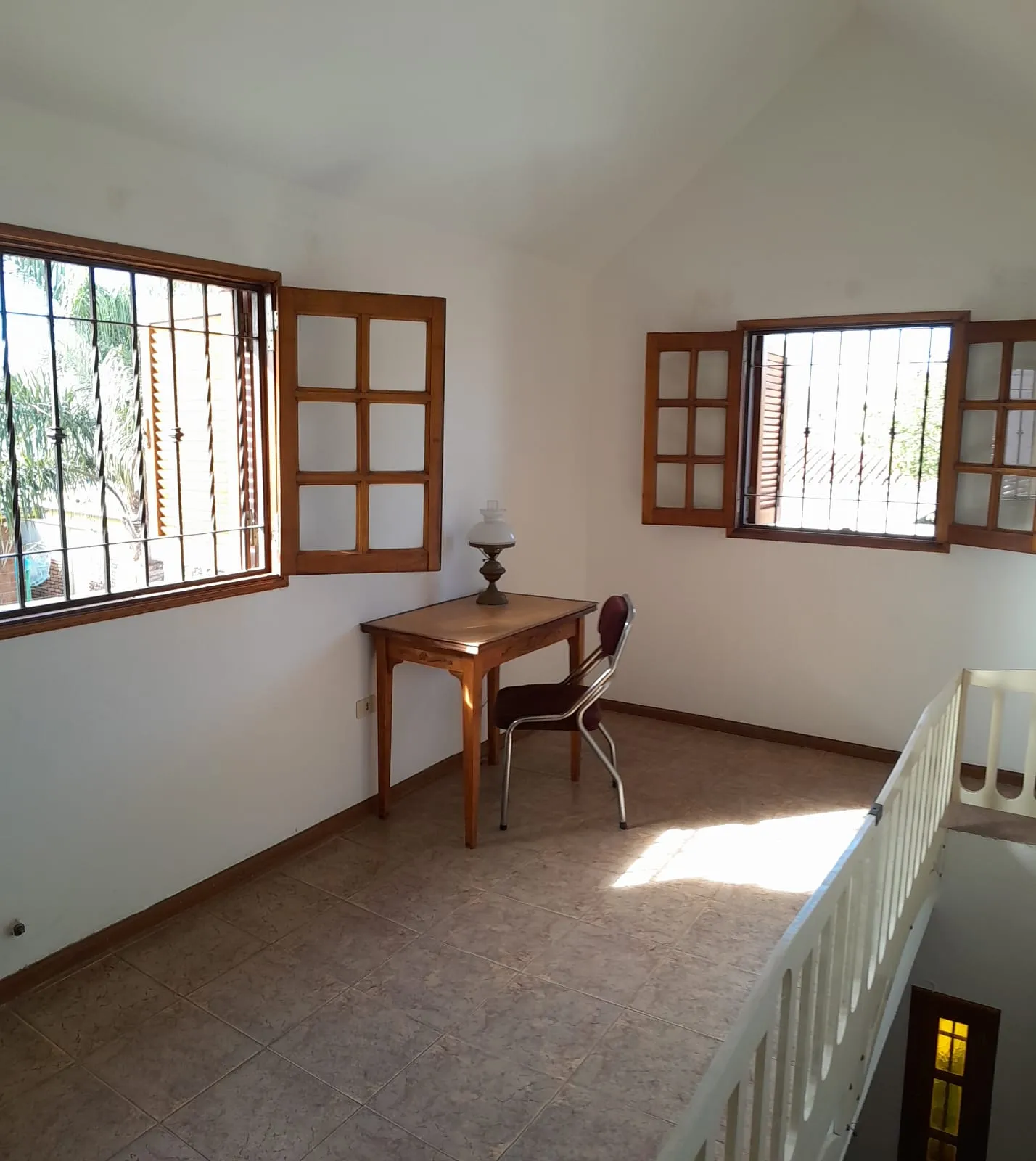 En Barrio Escobar vendo casa tres dormitorios, dos baños y cochera doble.
