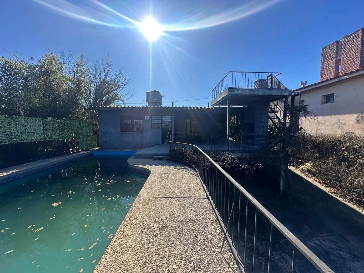 VENTA CASA CON PILETA Y 3 DORM - VILLA CARLOS PAZ
