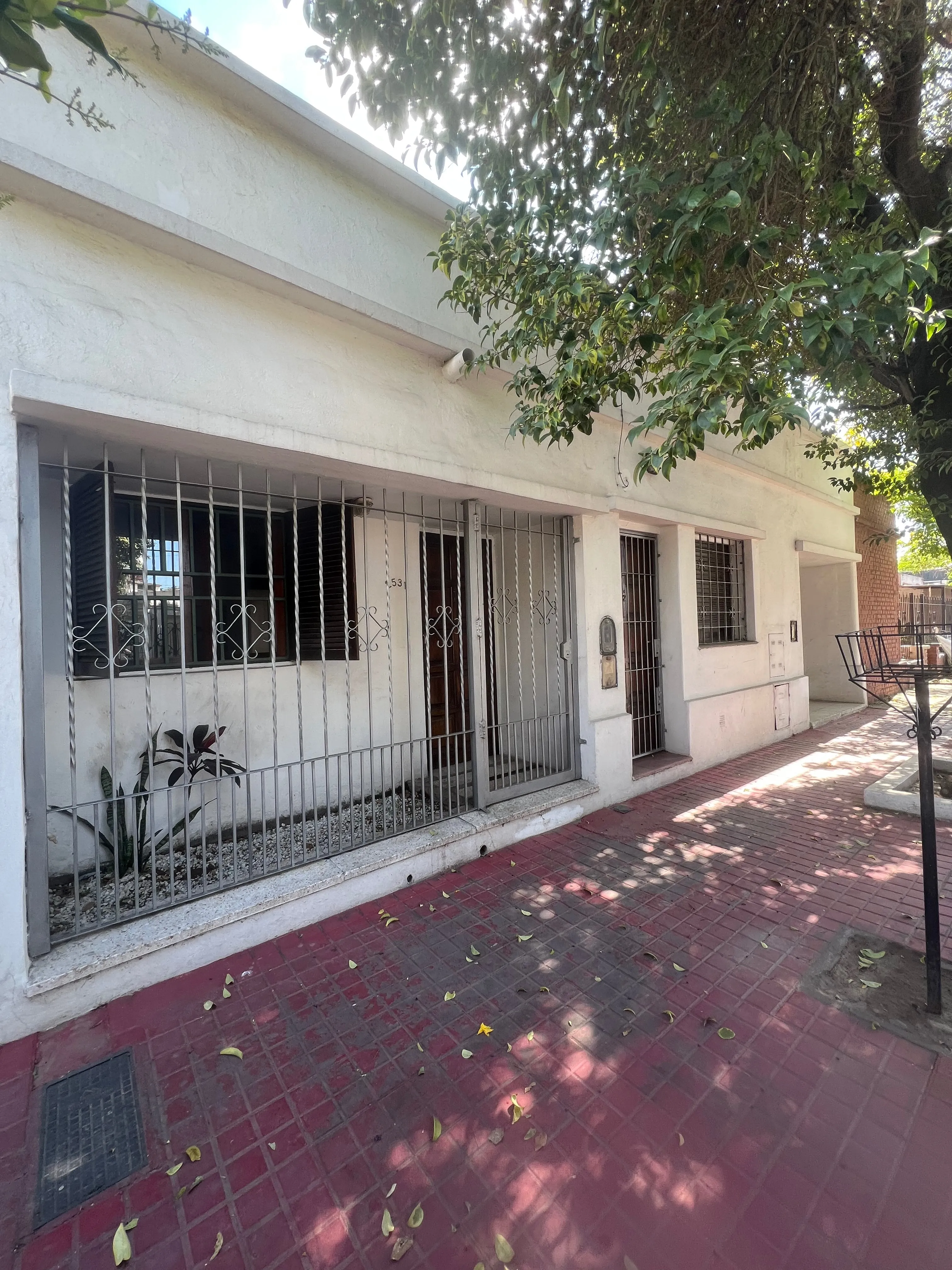 A inversores Barrio Colon- 2 dptos con patio más 1 con  cochera