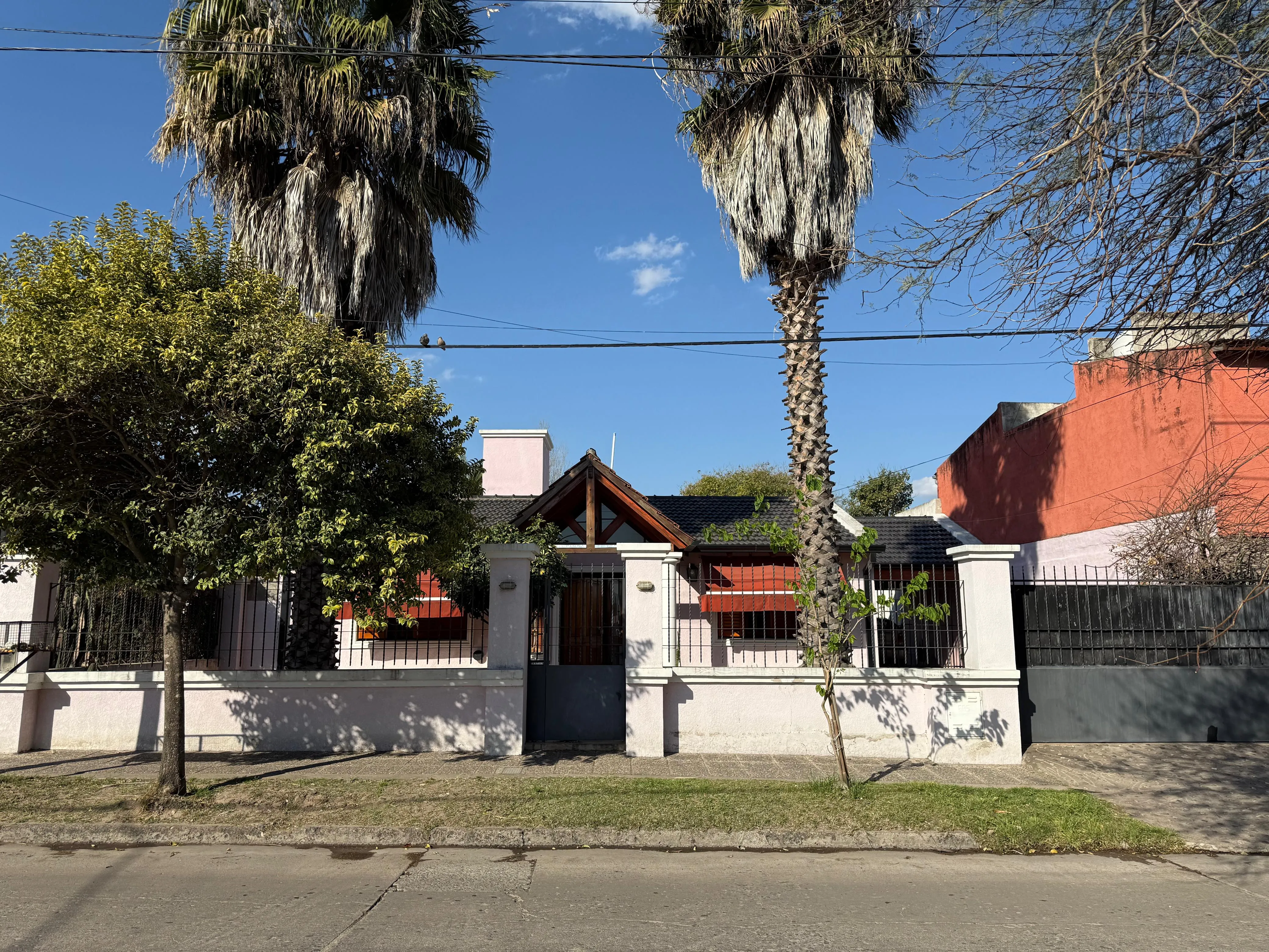 Casa En Argüello, Con Quincho, Gran Patio, Pileta