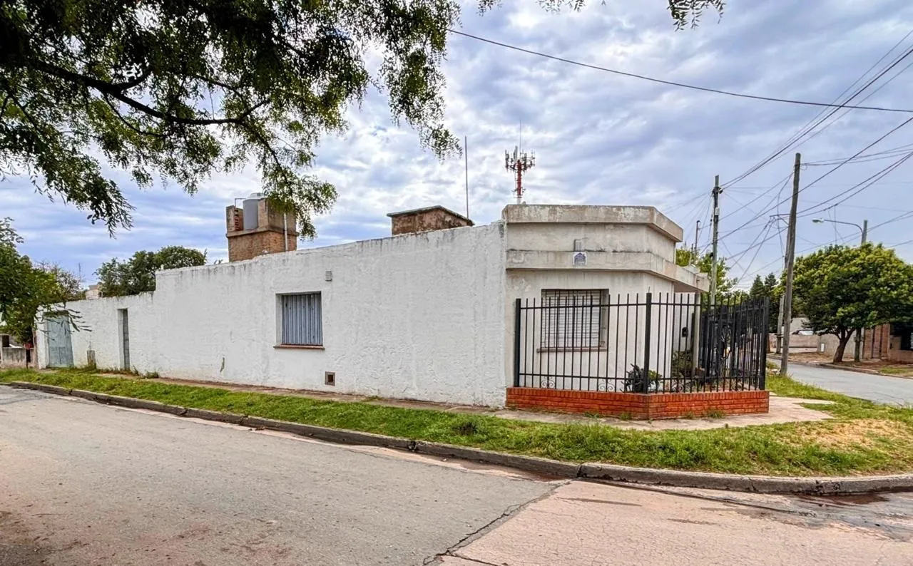 VENTA Casa Esquina en VENTA 3 Dormitorios con Cochera.