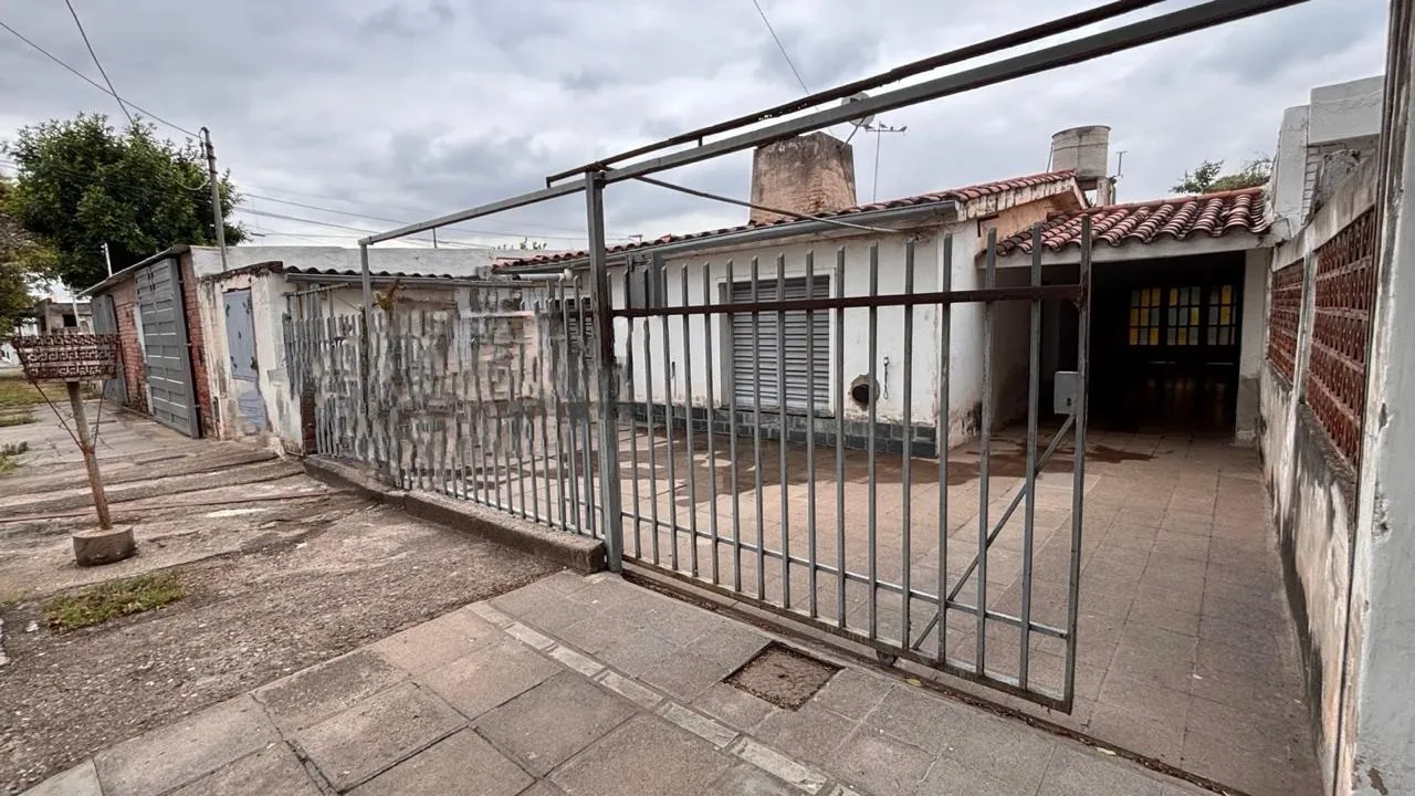 Oportunidad-VENTA Casa 2 Dormitorios con Cochera Doble !!