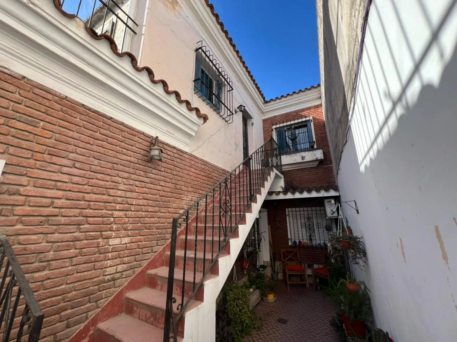 Departamento en PH Tipo Casa en Planta Alta de 2 dormitorios con Patio. Sin Expe...