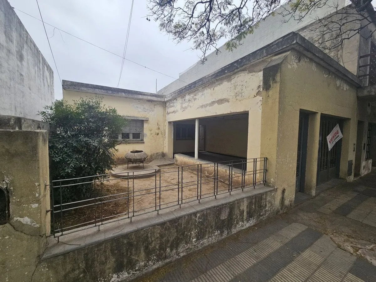 Casa A Refaccionar Completa. Se Puede Construir En Altura