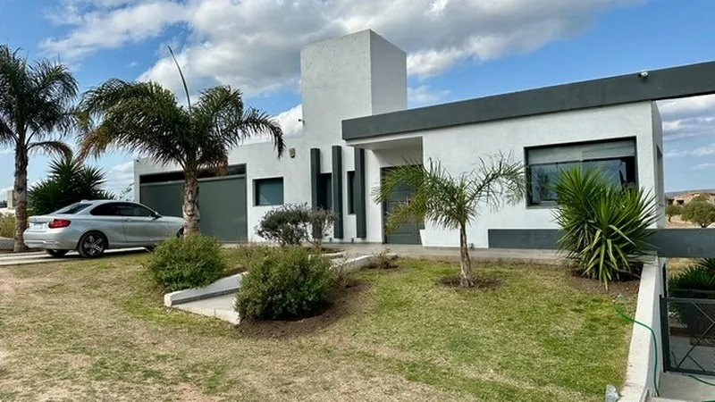 CASA CON VISTA AL LAGO !