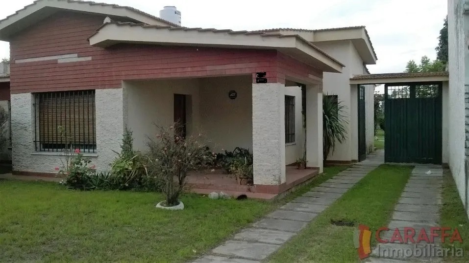 CASA DE 3 DORM TERRENO AMPLIO EN VENTA - VILLA CABRERA