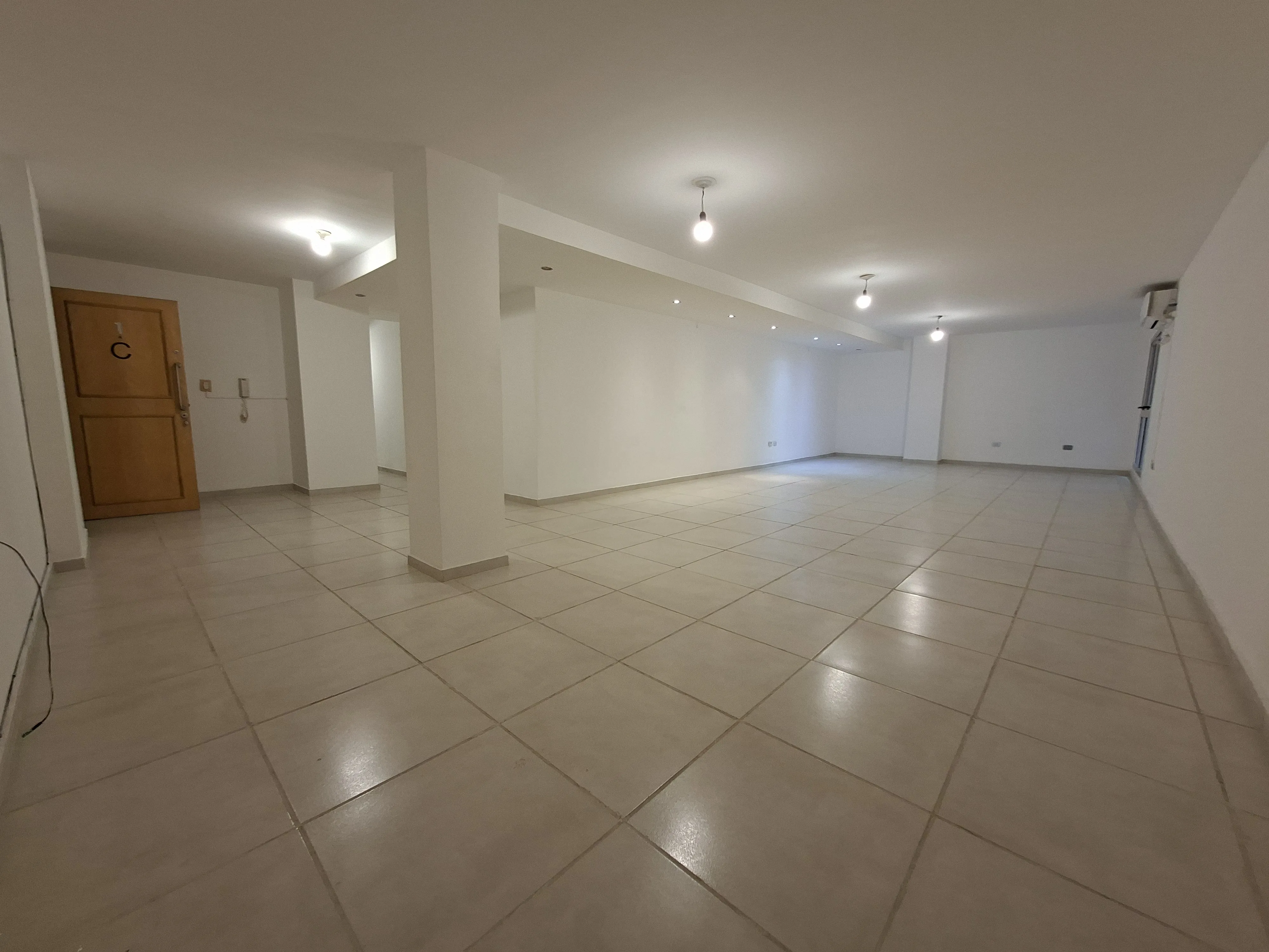 Super amplio 74 mts. 2 baños, servicios funcionando. Excelente ubicación céntrica. Inmejorable estado de conservación