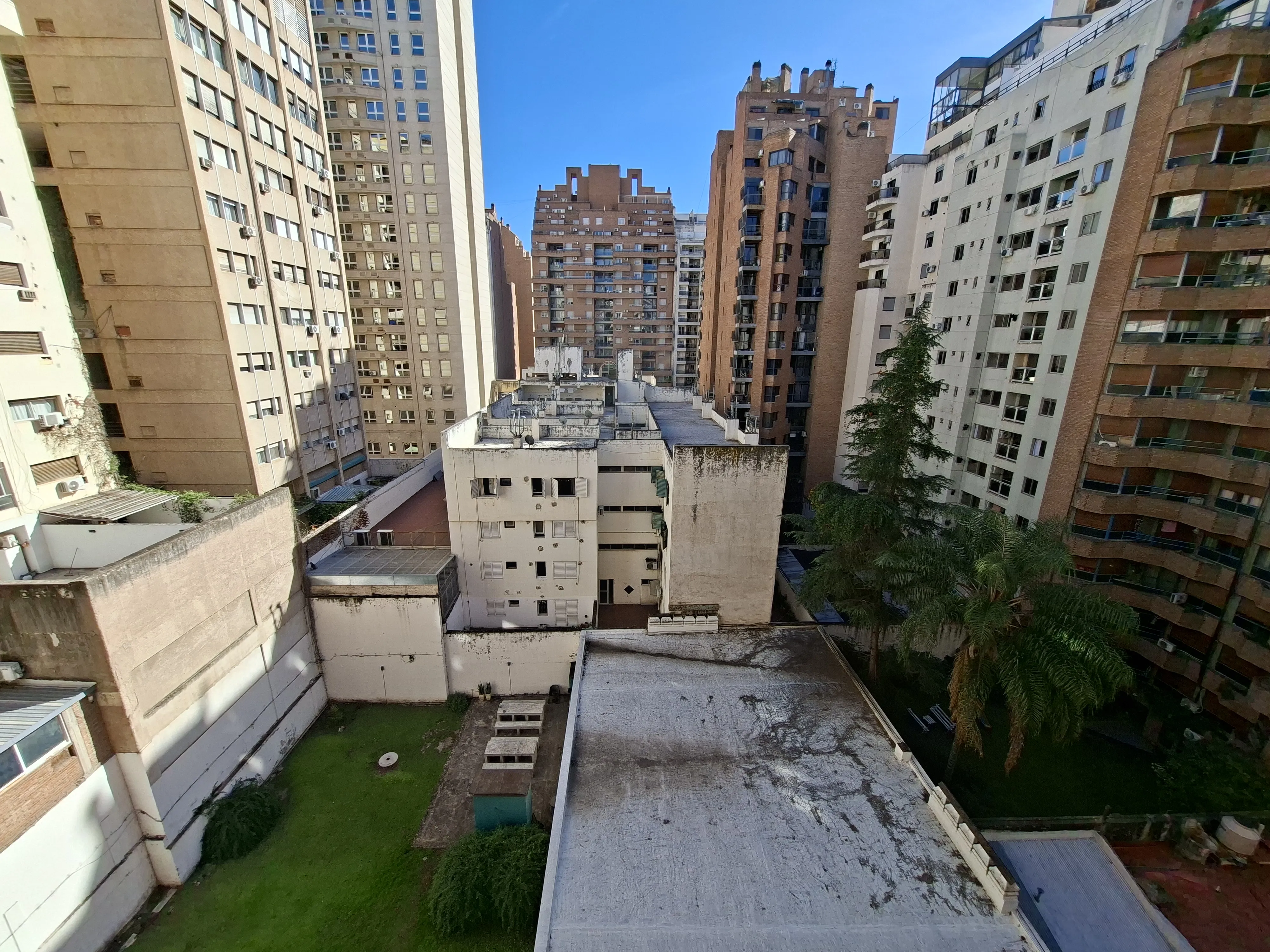 EXCLUSIVO SEMIPISO 250 MTS.CATEGORÍA Y AMPLITUD. BALCÓN SUPER GRANDE, 3 DORM. 4 Baños, COCHERA.
