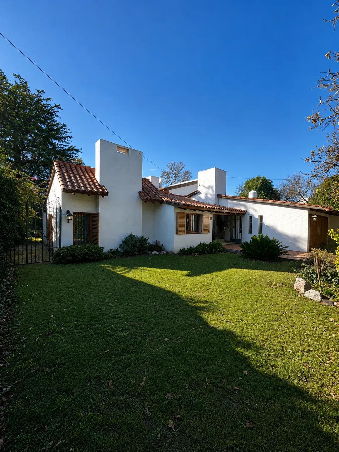 EXCELENTE PROPIEDAD EN VILLA BELGRANO, AMPLIA, FUNCIONAL, CALIDA