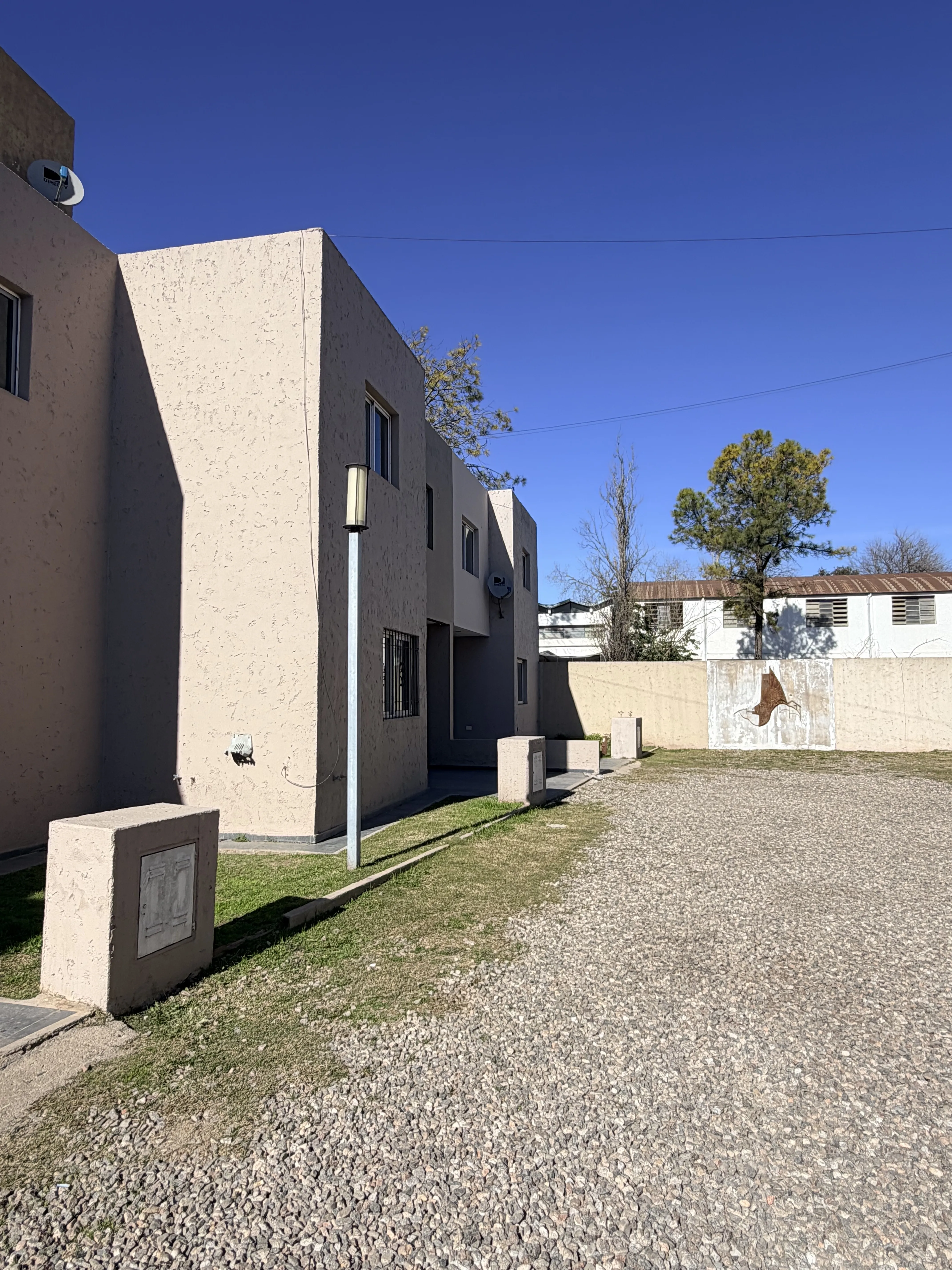 ALQUILER ZONA NORTE! DÚPLEX AMPLIO DE 3 DORMITORIOS EN HOUSING CERRADO