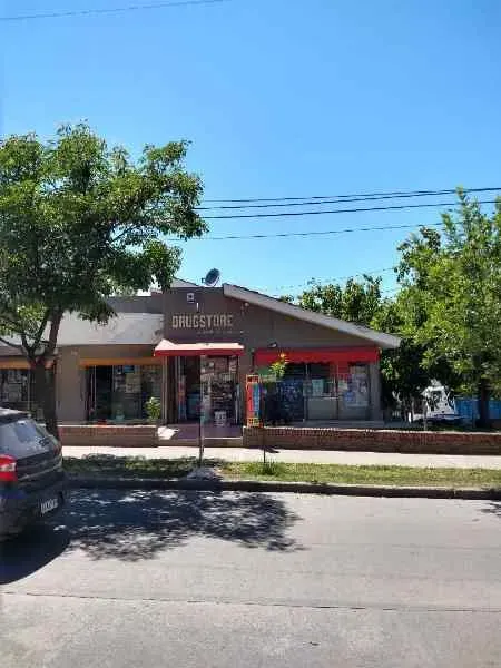 Ideal para inversionista! 2 Locales comerciales y una vivienda!