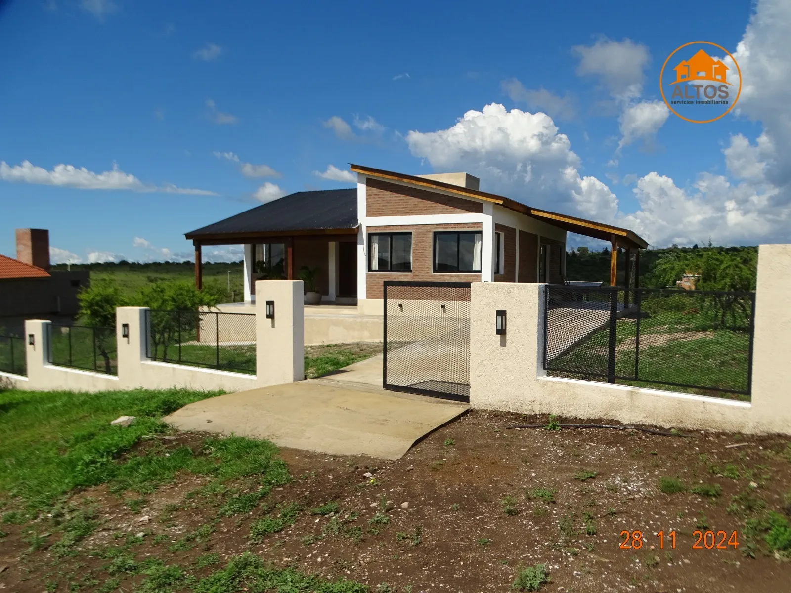 POTRERO DE GARAY-CASA MUY LUMINOSA Y AMPLIA A ESTRENAR-TERRENO 1.224M2-DOS DORMITORIOS-TRES BAÑOS-GALERIA-QUINCHO-PILETA-CORDOBA-ESCRITURA