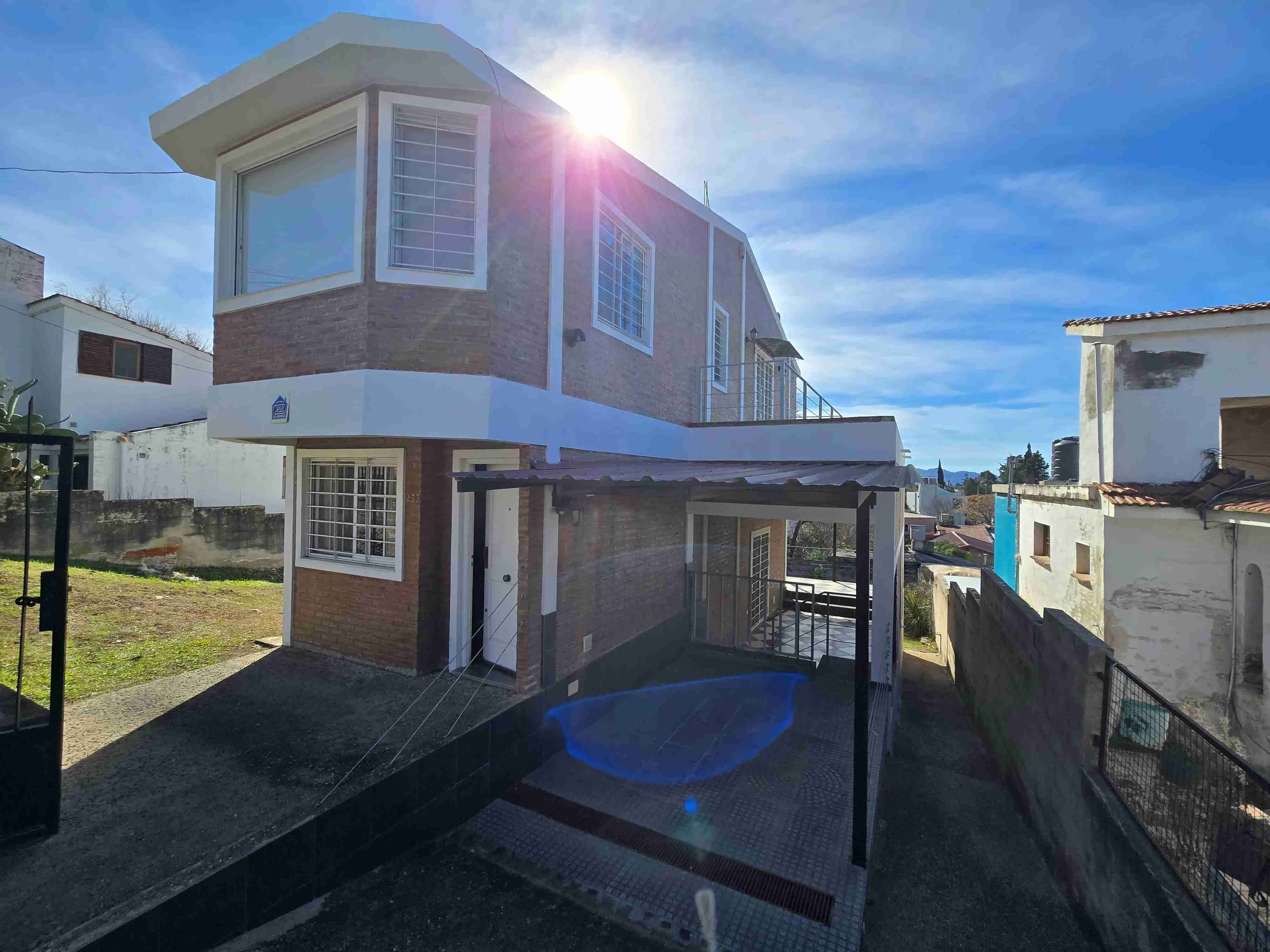 MUY LINDA CASA EN VENTA EN CARLOS PAZ, BARRIO RESIDENCIAL LAS ENSENADAS, CON GAS NATURAL ! Digna de ver.