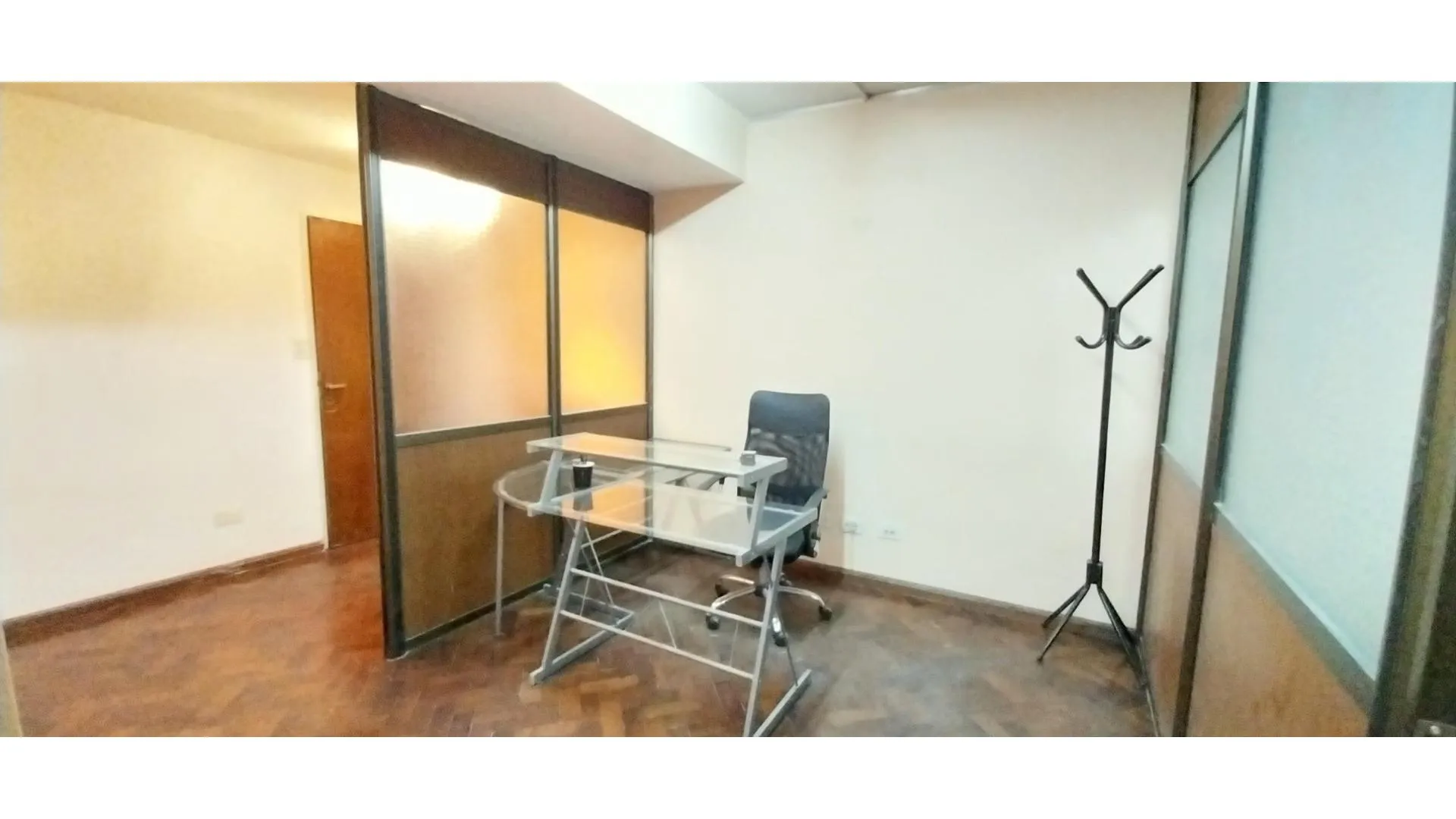 OFICINA 42mts CON MUEBLES, BAÑO Y KITCHENETTE