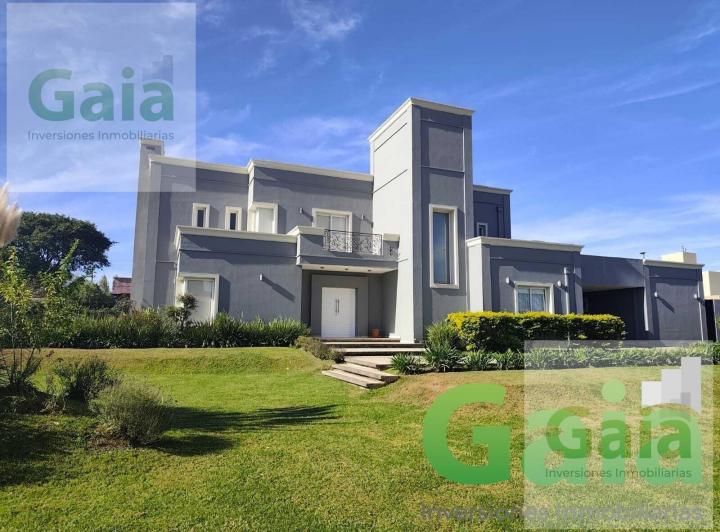Casa · 1881m² · 4 Dormitorios · 4 Cocheras