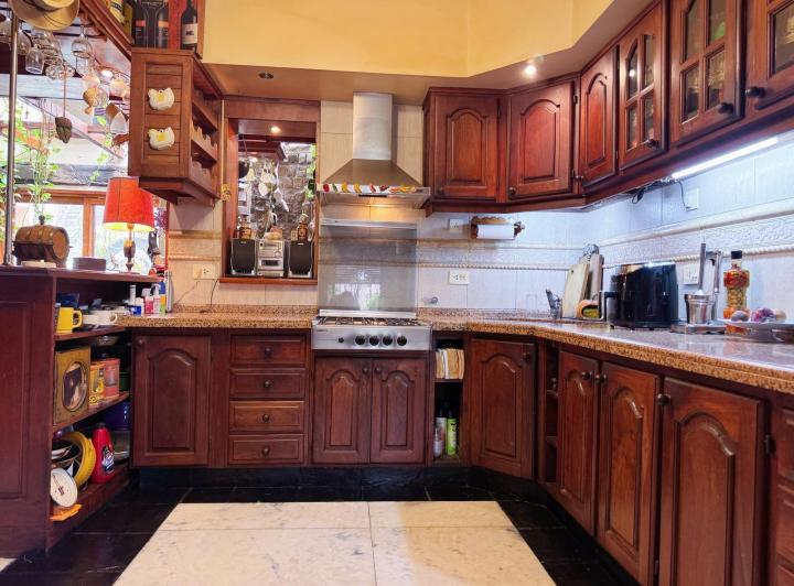 Casa · 190m² · 6 Ambientes · 2 Cocheras