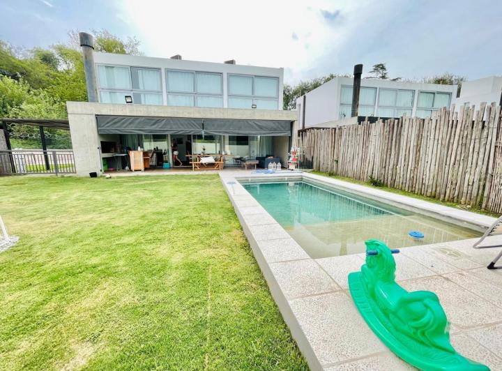Casa · 160m² · 3 Ambientes · 2 Cocheras
