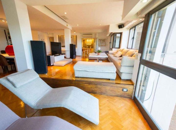 Departamento · 246m² · 6 Ambientes · 1 Cochera