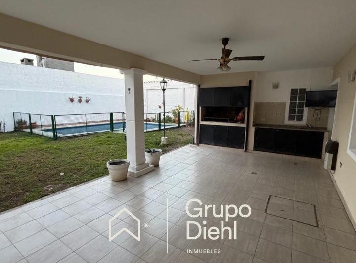 Casa · 300m² · 6 Ambientes · 2 Cocheras