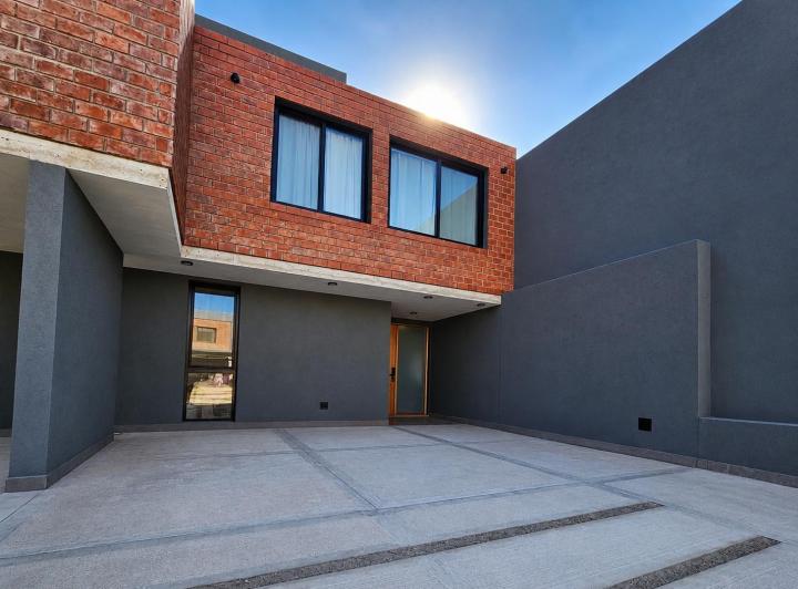 Casa · 175m² · 5 Ambientes · 2 Cocheras