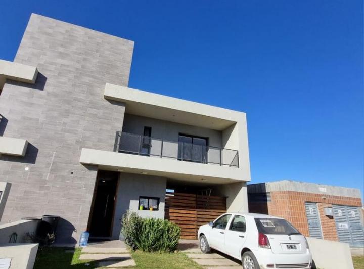 Casa · 140m² · 5 Ambientes · 2 Cocheras
