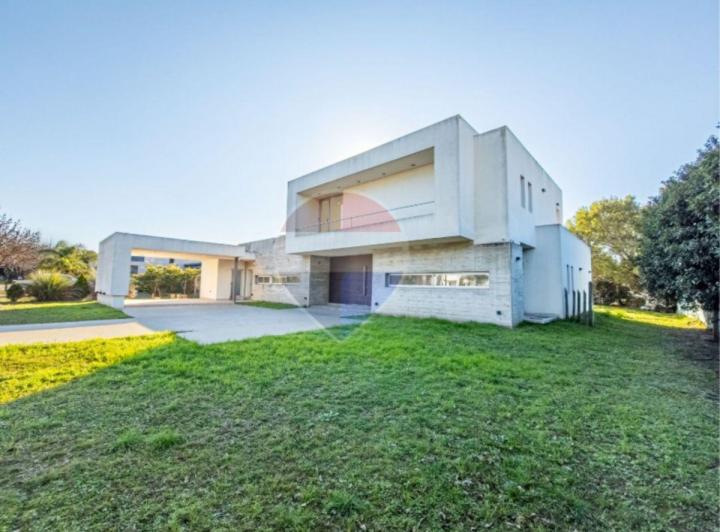 Casa · 392m² · 8 Ambientes · 1 Cochera